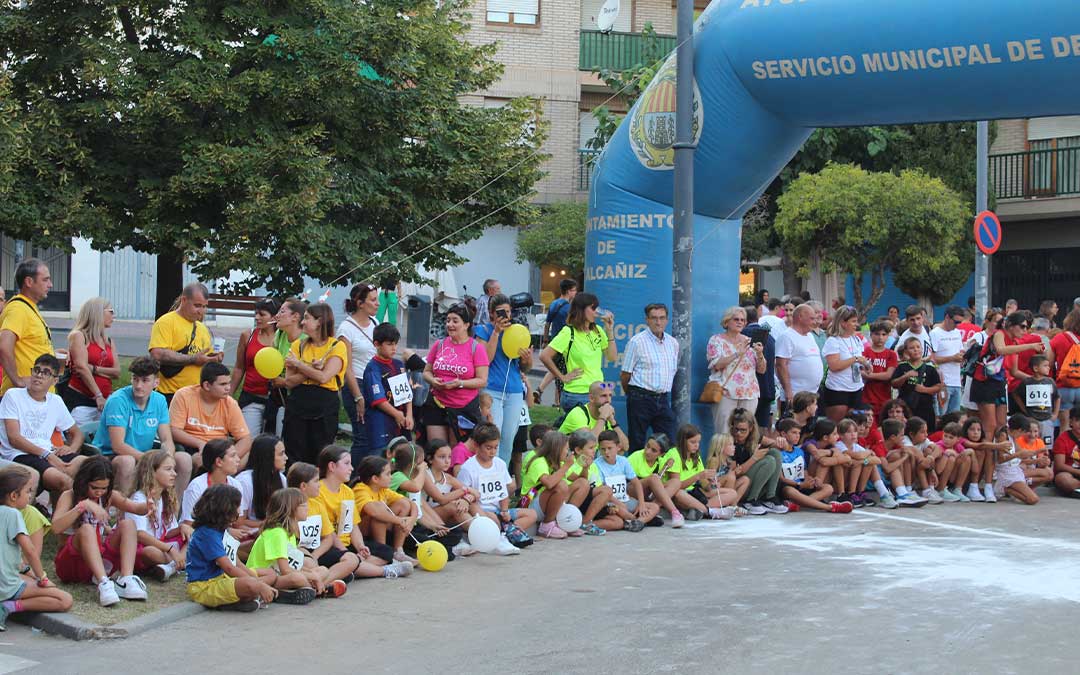 El público también cumplió a su cita con la milla en Alcañiz. / E.P.