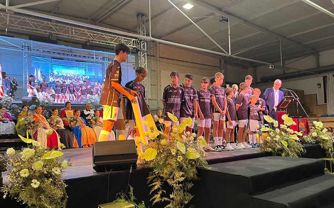 Un representante de cada uno de los equipos del Alcañiz C.F. ha subido al escenario al final del pregón / L. Castel