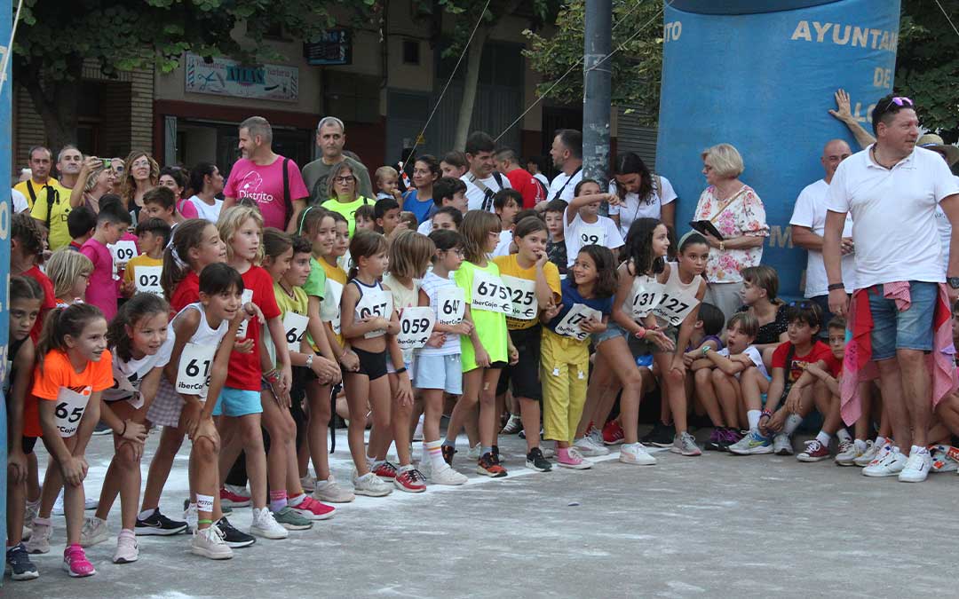 Disputa de las carreras de la milla solidaria de fiestas de Alcañiz organizada por 'Los Molondros'. / E.P.
