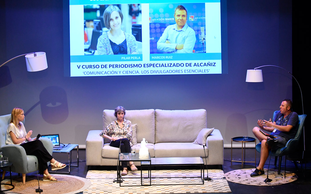 Pilar Perla y Marcos Ruíz han conversado en el teatro alcañizano junto a Sara Castillero. /L.C.