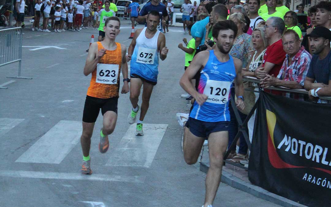 Disputa de las carreras de la milla solidaria de fiestas de Alcañiz organizada por 'Los Molondros'. / E.P.