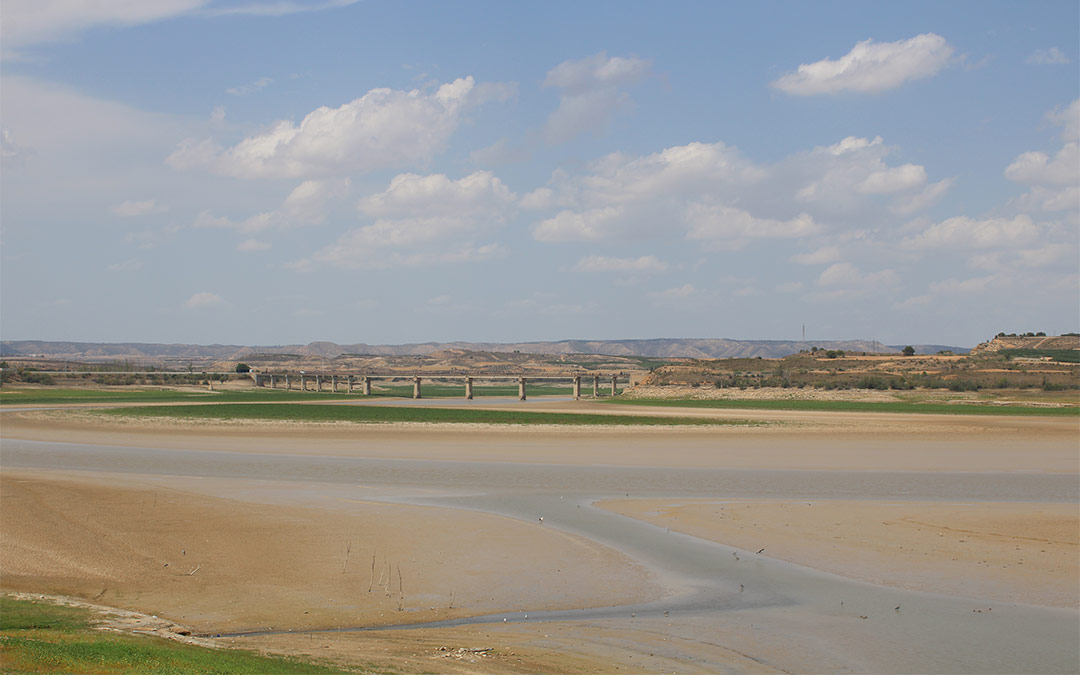 El embalse de Mequinenza a la altura del Mar de Aragón presenta una gran sequía. / P.S.P.