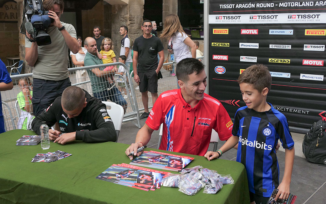 Iker Lecuona junto a un fan./ M.M.R.