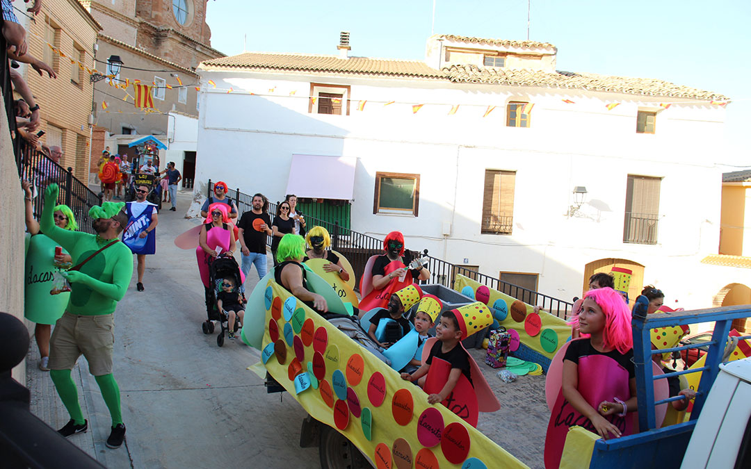 Desfile de carrozas en Vinaceite. / B. Severino