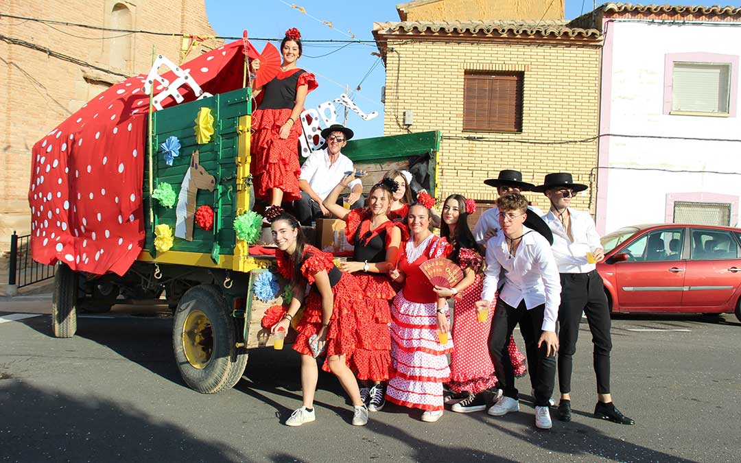 Desfile de carrozas en Vinaceite. / B. Severino