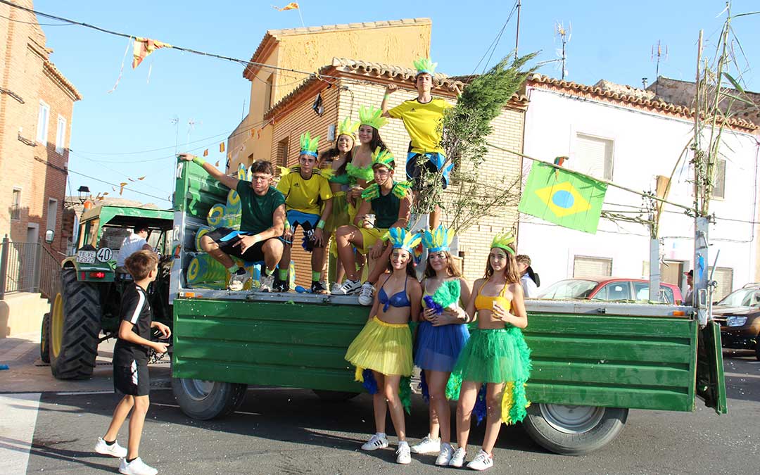 Desfile de carrozas en Vinaceite. / B. Severino