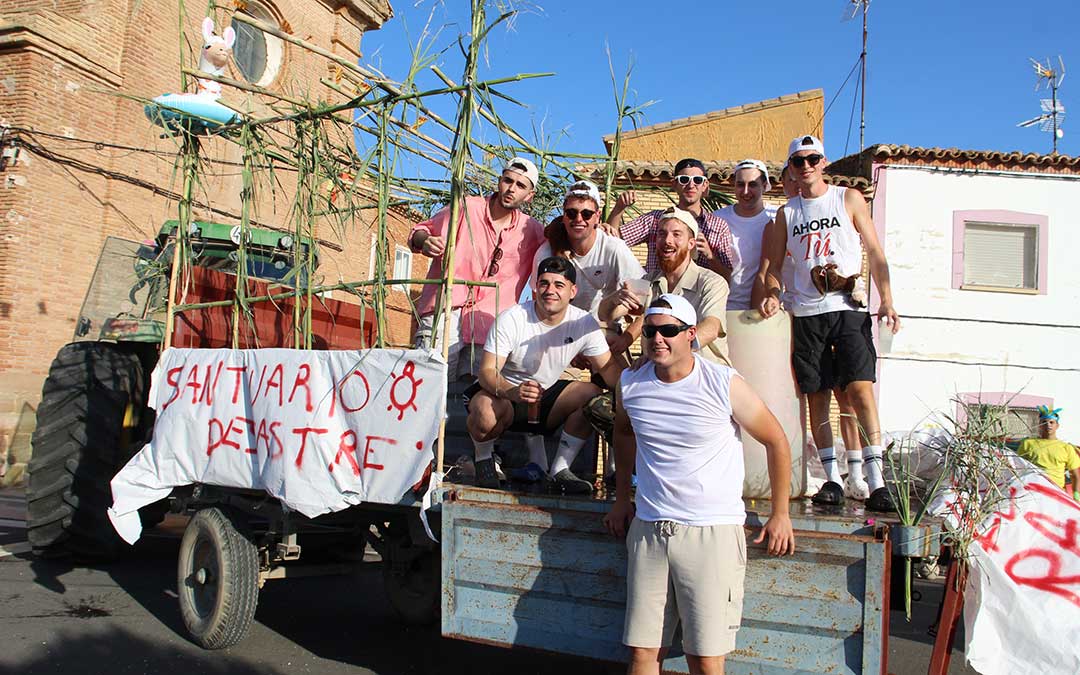 Desfile de carrozas en Vinaceite. / B. Severino