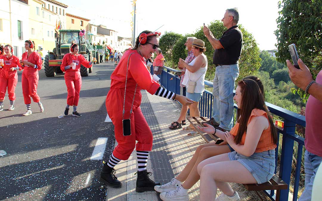 Desfile de carrozas en Vinaceite. / B. Severino