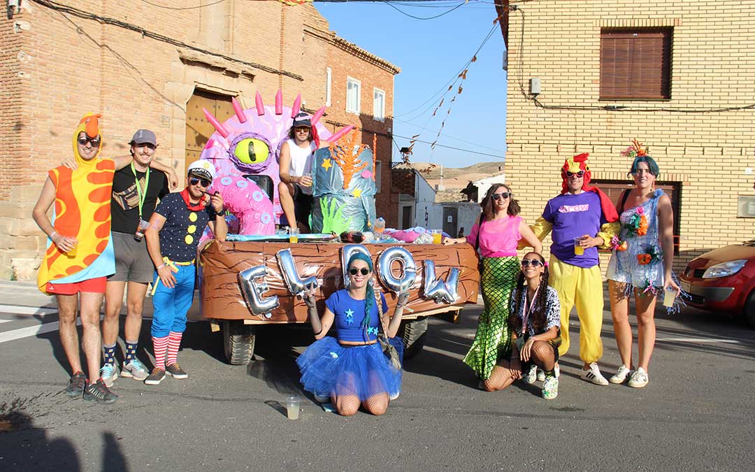 Desfile de carrozas en Vinaceite. / B. Severino