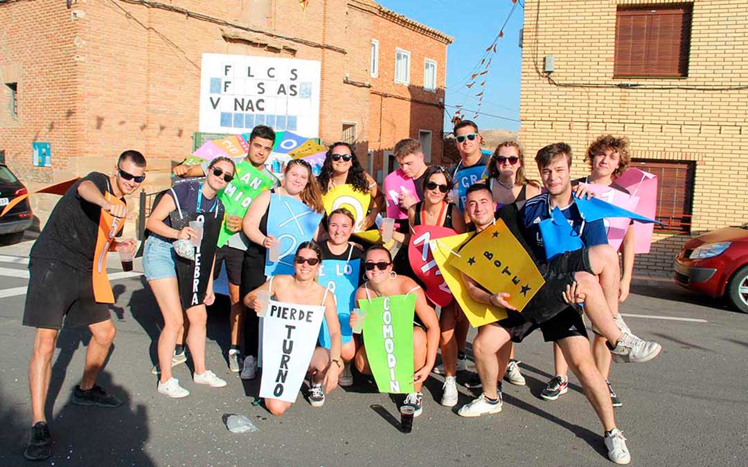 Desfile de carrozas en Vinaceite./ B. Severino