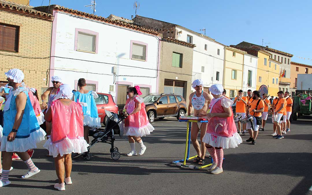 Desfile de carrozas en Vinaceite. / B. Severino