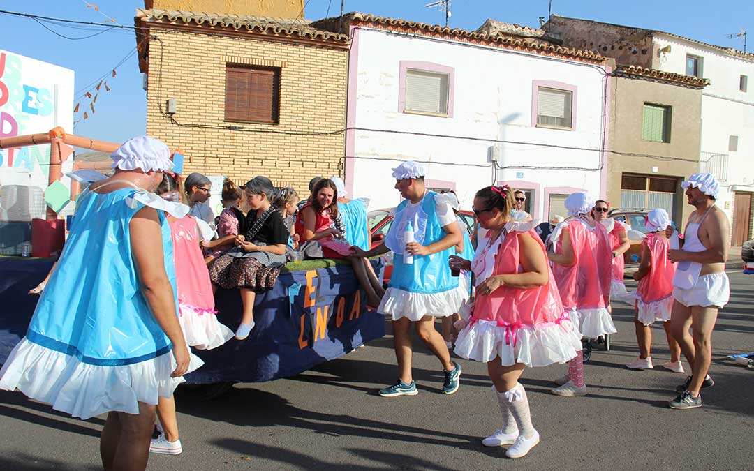 Desfile de carrozas en Vinaceite. / B. Severino