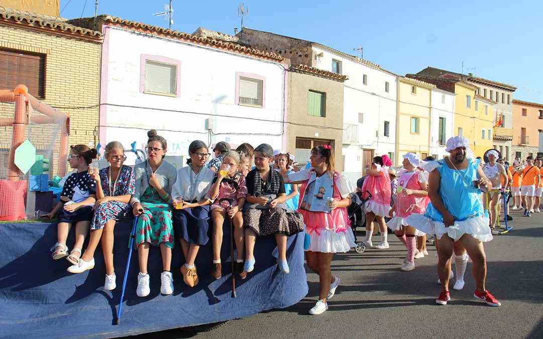 Desfile de carrozas en Vinaceite. / B. Severino
