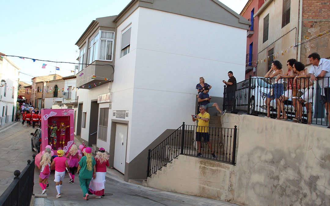 Desfile de carrozas en Vinaceite. / B. Severino