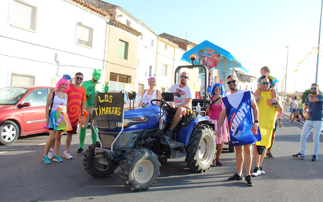 Desfile de carrozas en Vinaceite. / B. Severino