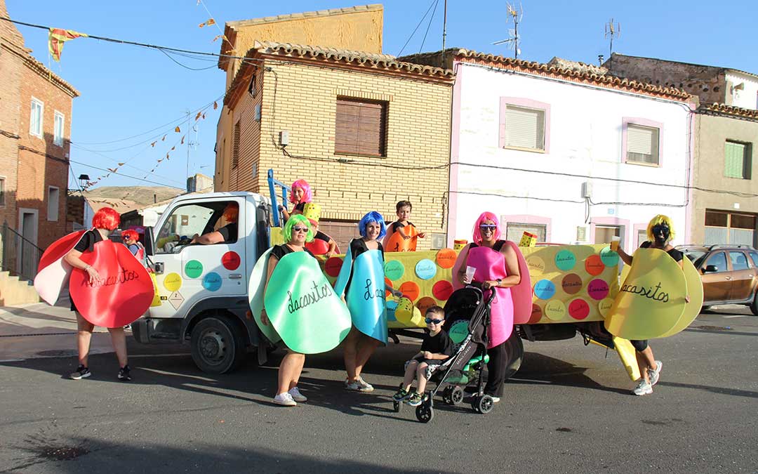Desfile de carrozas en Vinaceite. / B. Severino