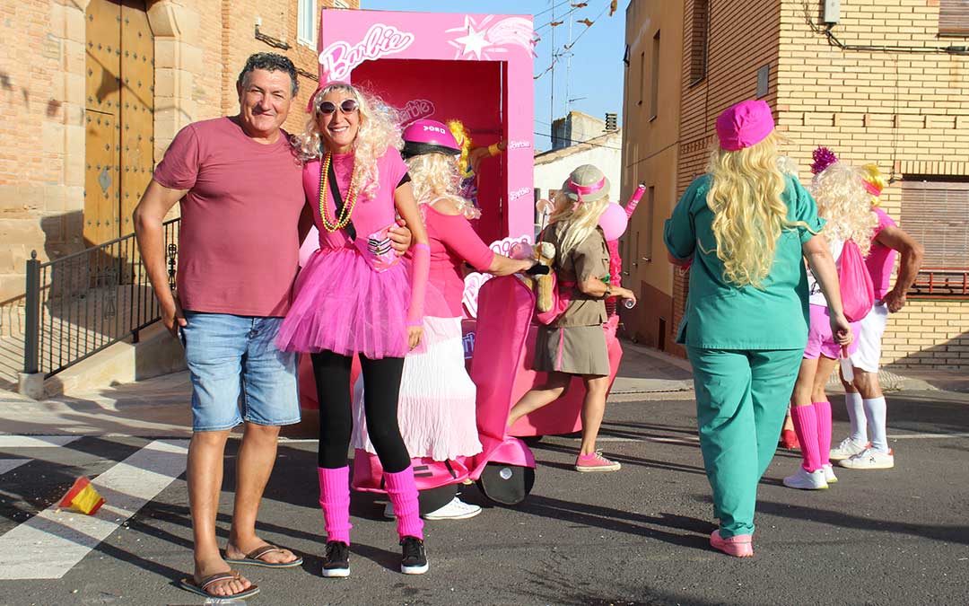 Desfile de carrozas en Vinaceite. / B. Severino
