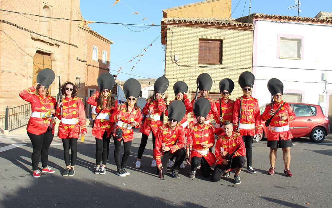 Desfile de carrozas en Vinaceite. / B. Severino