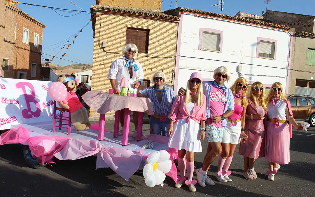Desfile de carrozas en Vinaceite. / B. Severino