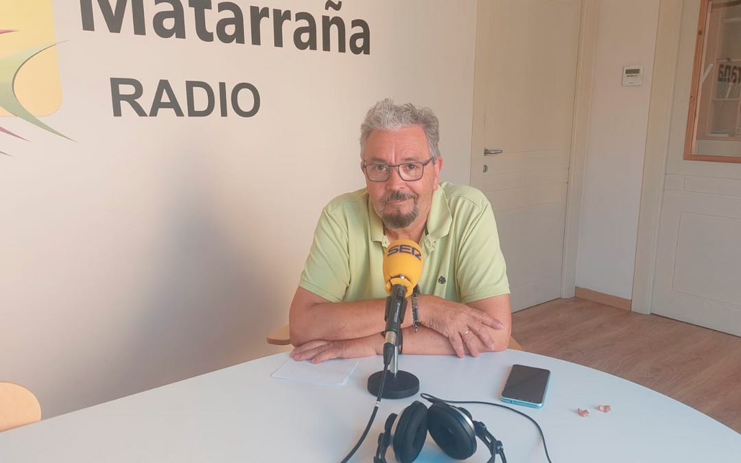 Enrique Segurana, colaborador de Matarraña Radio, hablando sobre la fiesta del Tosal del Rey./ J.L