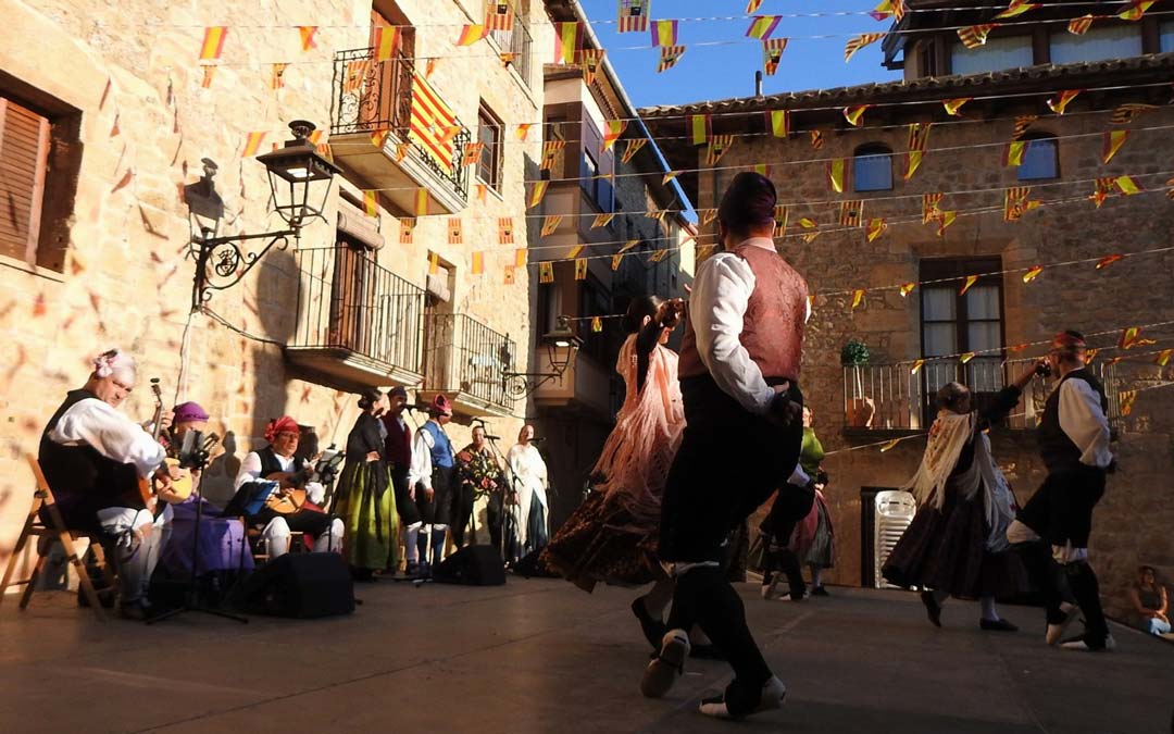 Compañía de joteros ''Osca'' bailando durante las festividades de Cretas. / Juan Luis Camps