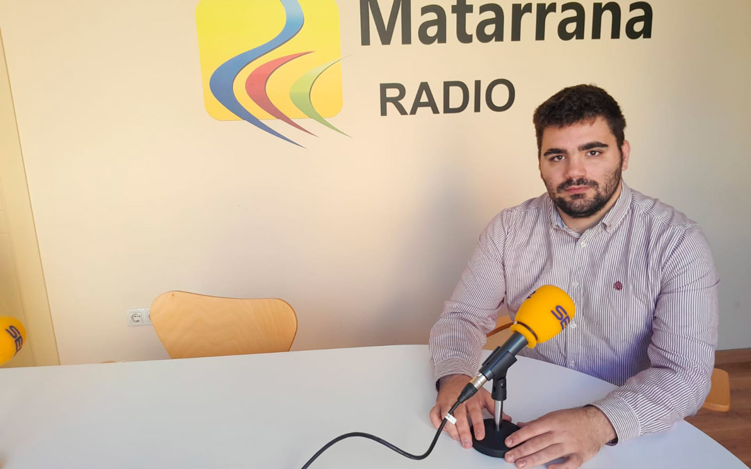 El bailarín Iván Ribes visita los estudios de Matarraña Radio para hablar sobre el festival folclórico en homenaje a las personas mayores./ Raül Belver