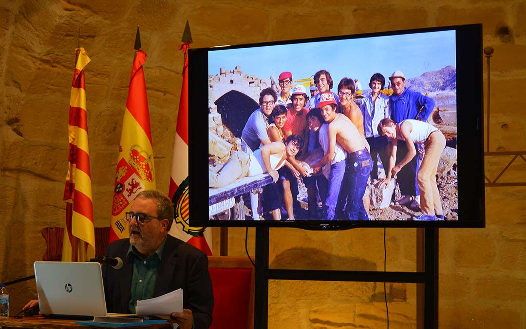 El periodista Alberto Serrano, durante su intervención, relatando el proceso de desmontaje del templo./I.M.