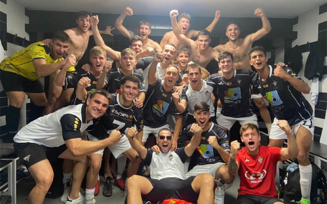 Los jugadores del Alcañiz C.F. celebran su última victoria./ Alcañiz C.F.