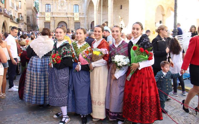 Primeras veces, trajes especiales y mucha devoción en la ofrenda del Pilar en Alcañiz