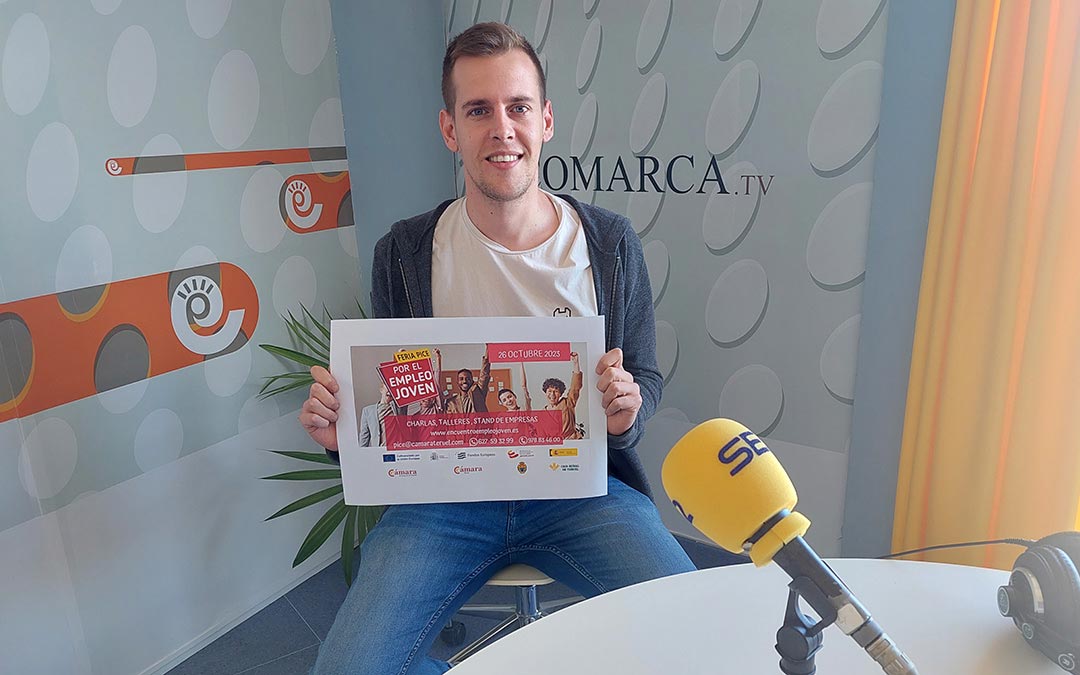 Óscar Segurana en los estudios de Radio La Comarca./L.C.