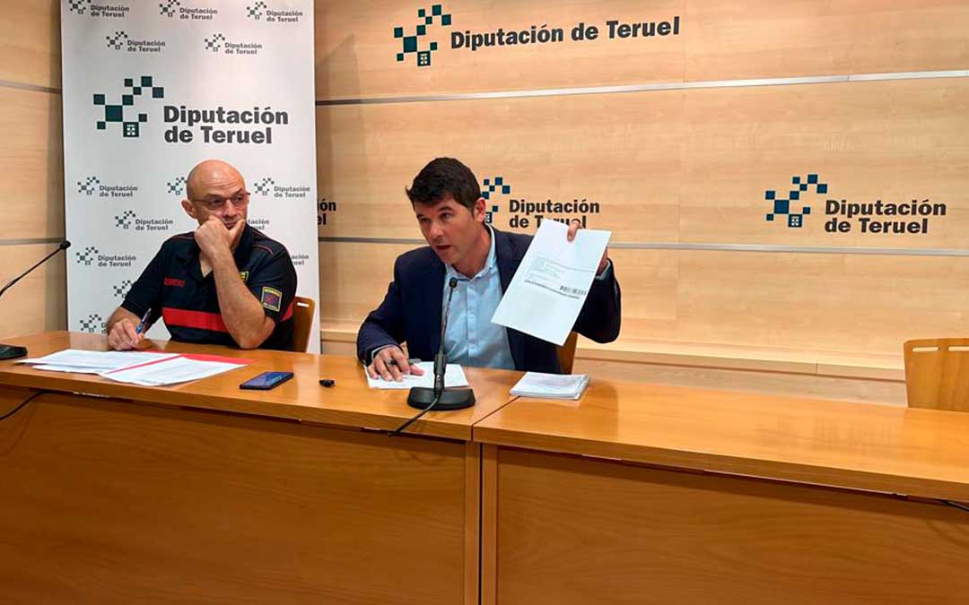 El diputado delegado del Servicio de Bomberos de la Diputación de Teruel, Miguel Ángel Navarro, y el Inspector Jefe del cuerpo, José Luis Moliner, este lunes en rueda de prensa./ DPT