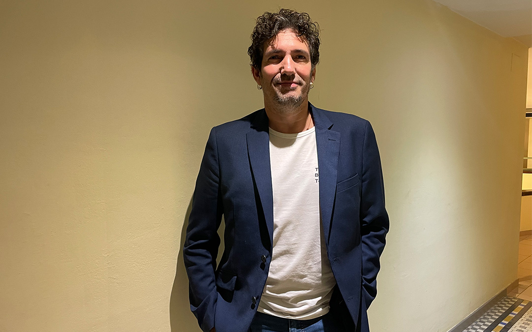 El divulgador y profesor César Bona en el Teatro Municipal de Alcañiz, donde impartió su ponencia 'Un diálogo con el aprendizaje'./ María Celiméndiz