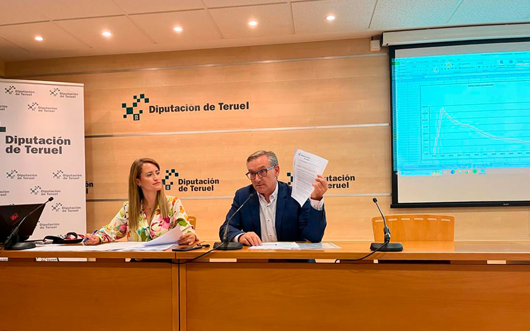 El presidente de la Diputación Provincial de Teruel, Joaquín Juste, y la diputada delegada de Economía y Hacienda, Yolanda Sevilla, en la rueda de prensa por los 100 días de Gobierno./ DPT