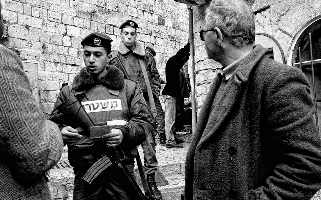 PALESTINA 01: Abril 1999. Miembros del ejército israelí realizan un control rutinario, y detienen algunos ciudadanos palestinos, en la Puerta de Damasco, desde la que se accede al Barrio Árabe de la antigua ciudadela de Jerusalem./ Santi Cogolludo