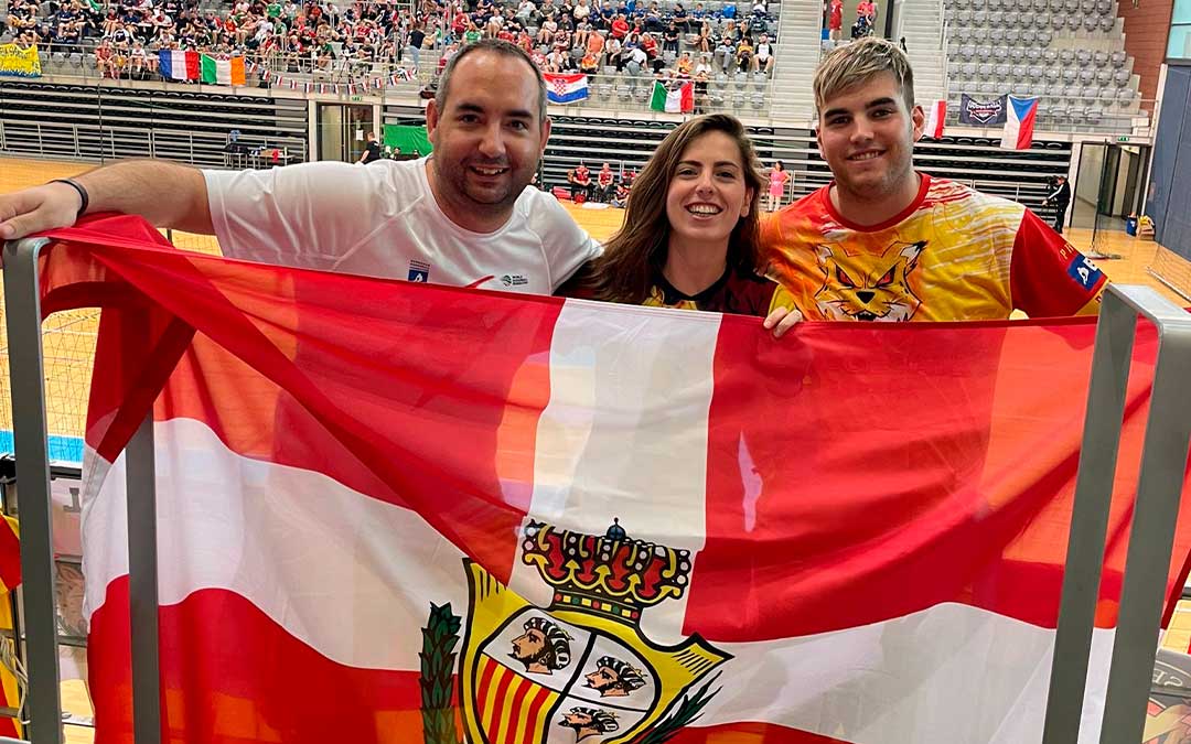 Carlos Fuster, Alejandra Bernal y David Balaguer, de Caspe, en el europeo de Dodgeball con la selección española. / Carlos Fuster