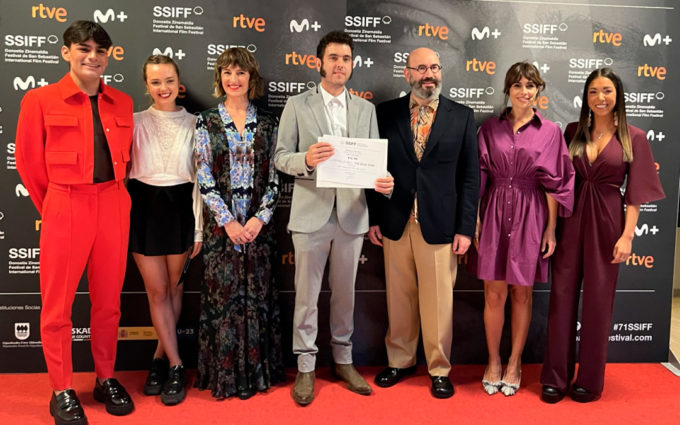 'La estrella azul' de Javier Macipe se alza con dos premios en el Festival de San Sebastián