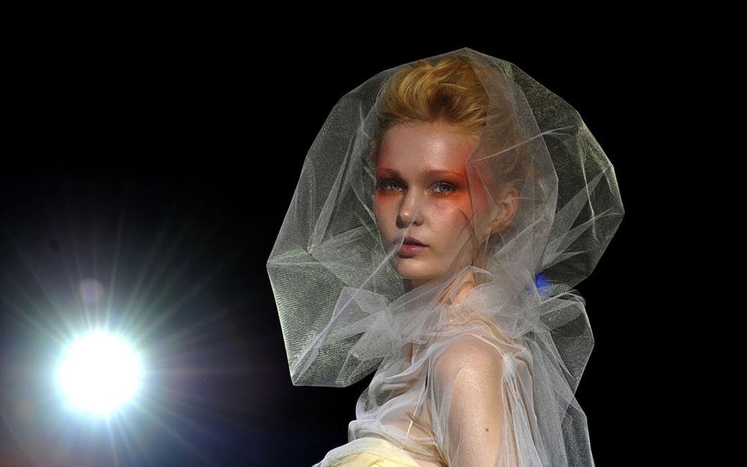 PRENSA 004: Mayo 2008. Instantánea de una modelo en un desfile de moda del Salón Gaudí Novias./ Santi Cogolludo