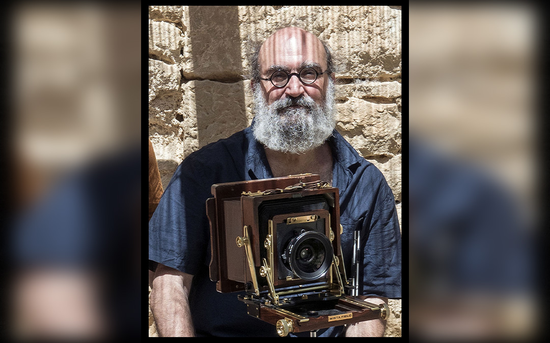 RETRATO: Julio 2021. Fotografía tomada en la Casa Rural ¨Mas del Pellejo¨de Arens de LLedó durante unas jornadas culturales multidisciplinares, donde ofrecí la experiencia de trabajar con una antigua cámara de placas WISTA de 13x18 cm./ Antonio Díez Parra