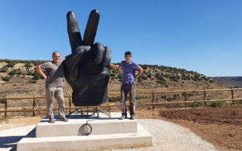 Un monumento del saludo motero recibe en Ejulve a los visitantes de The Silent Route