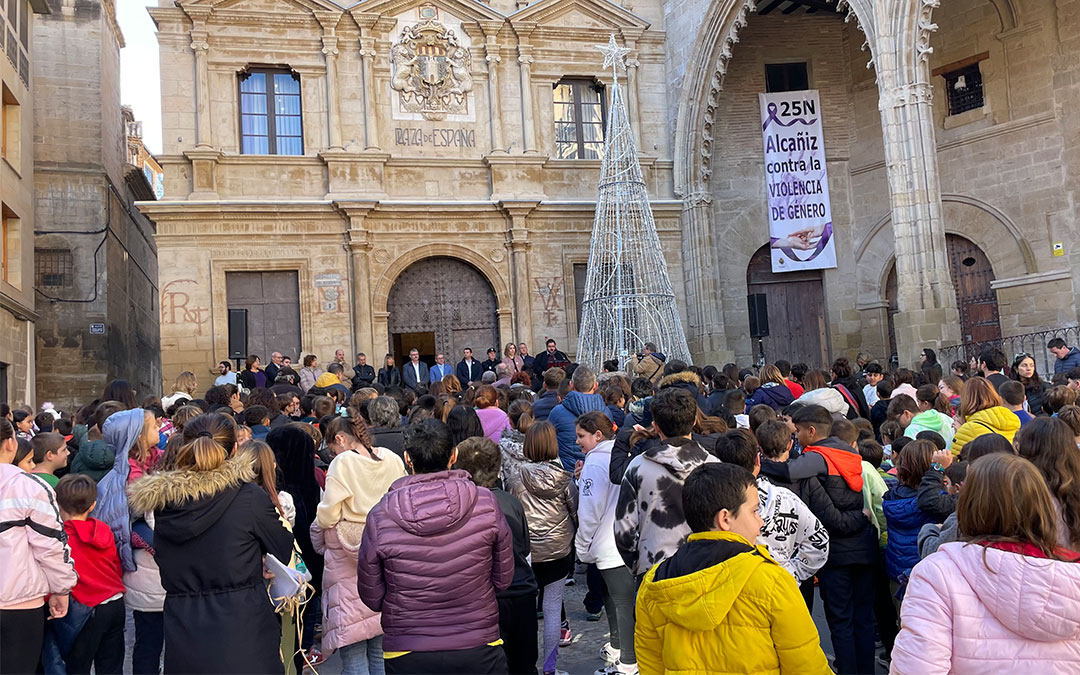 La plaza de España se ha abarrotado de escolares y vecinos./ M.C.