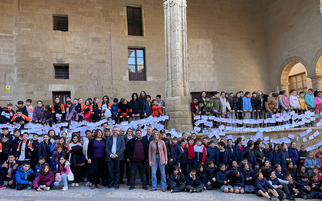 La Comarca del Bajo Aragón y el Ayuntamiento de Alcañiz han convocado un acto por el 25-N en Alcañiz en el que han participado todos los colegios de la ciudad./ María Celiméndiz