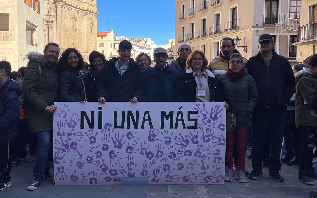 ASAPME Bajo Aragón ha participado en la concentración con un cartel que rezaba 'Ni una más' y 52 manos que representaban a todas las mujeres que han sido asesinadas este 2023./ M.C.
