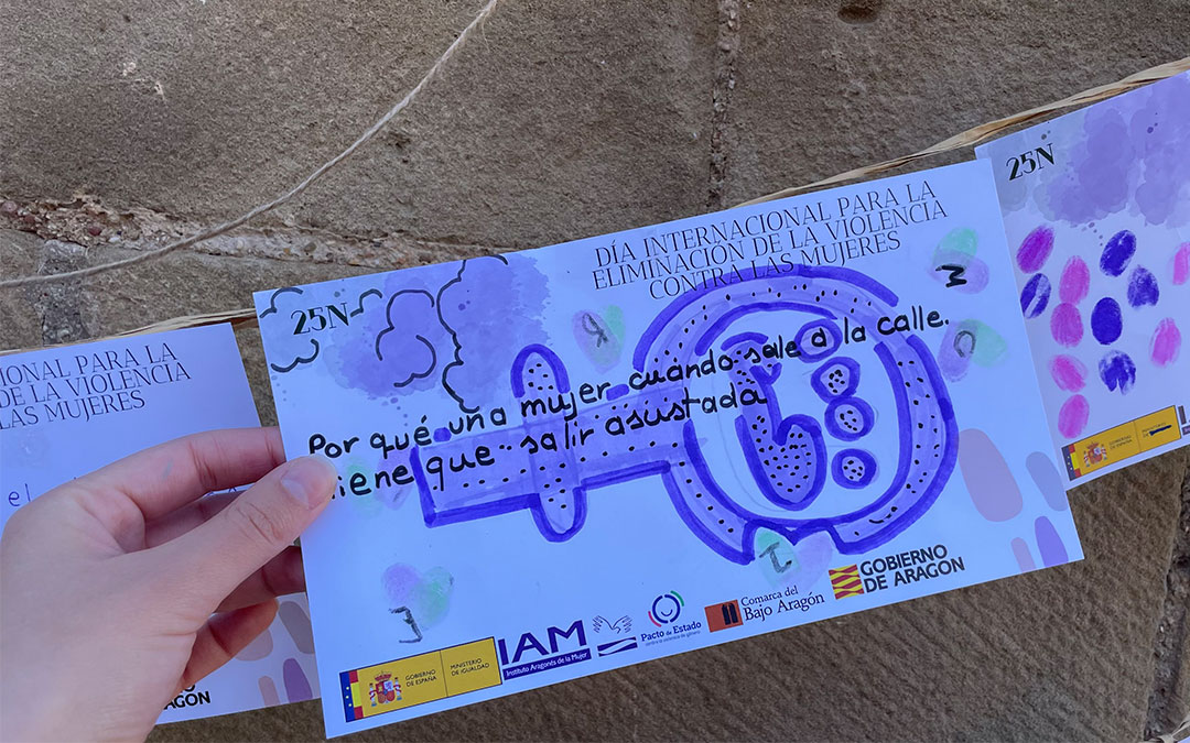 Uno de los carteles que denuncia la violencia de género./ M.C.