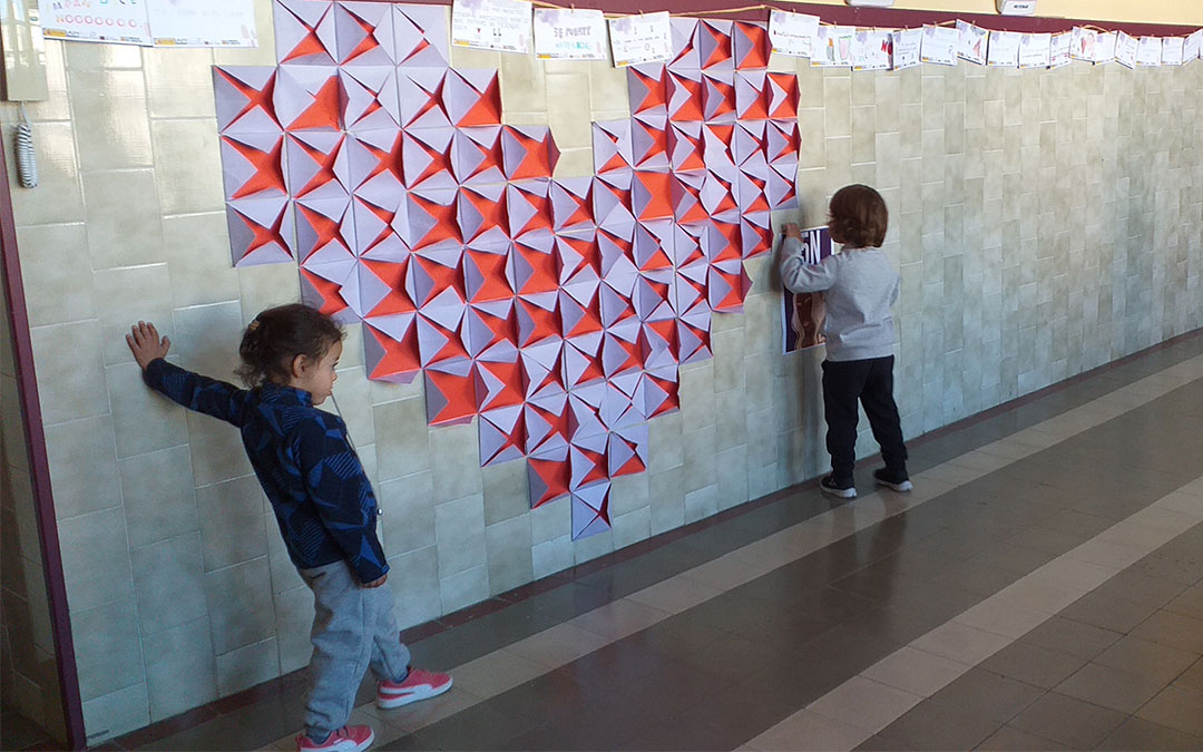 Los alumnos del colegio de Mas de las Matas han hecho un corazón y después han colocado las tarjetas facilitadas por la Comarca del Bajo Aragón alrededor de las paredes del hall./ Roberto Soler