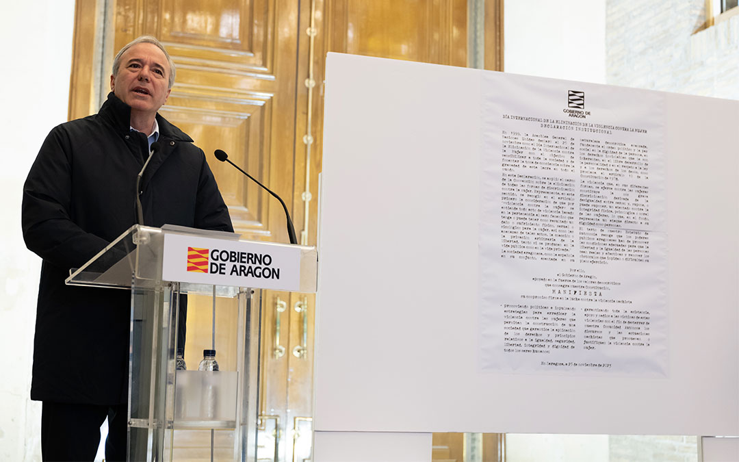 El presidente del Gobierno de Aragón, Jorge Azcón, durante su intervención en el acto del 25-N./ Fabian Simon