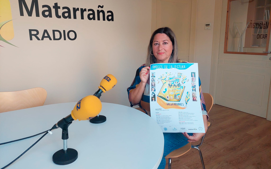 María Dolores Hoyo presenta el I Encuentro literario de Valderrobres en Matarraña Radio. /L.C.