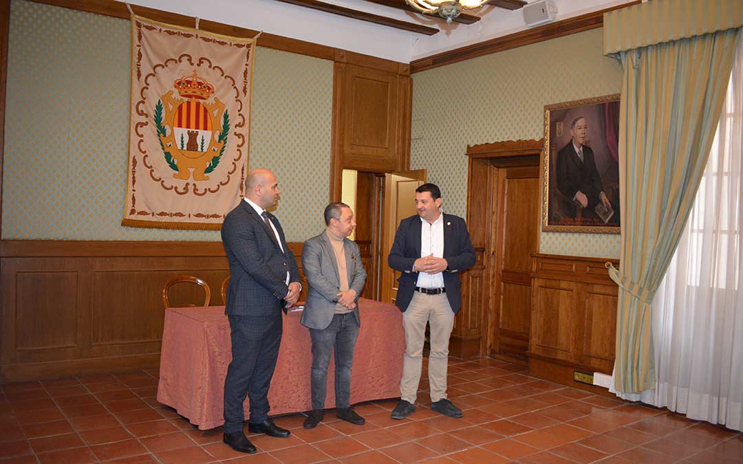 Recepción del vicecónsul en el Ayuntamiento por parte del primer edil y corporación municipal./I.M.