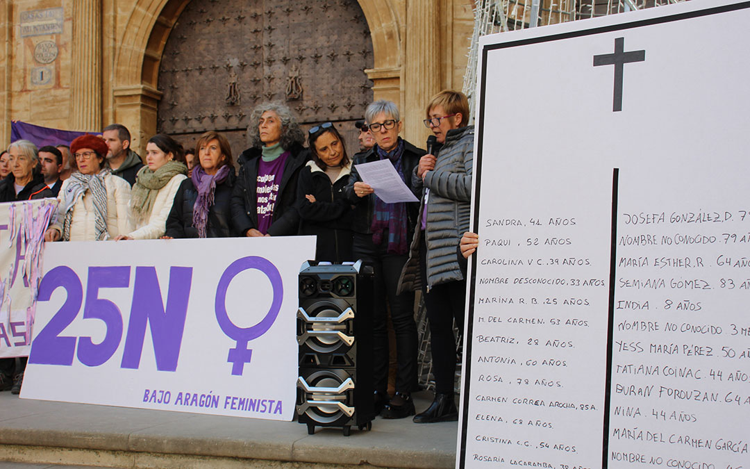 Lectura del manifiesto a cargo del Bajo Aragón Feminista rodeadas de los nombres de las mujeres asesinadas. / B. Severino