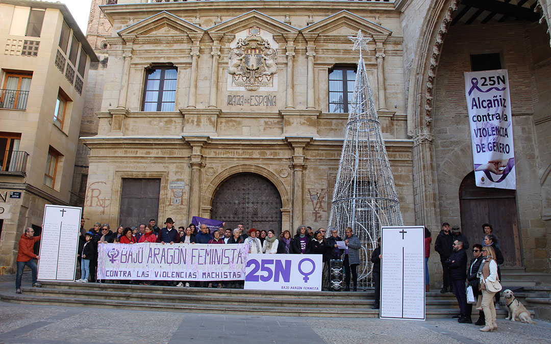 Concentración 25-N DE 2023 con la lectura del manifiesto del Bajo Aragón Feminista. / B. Severino