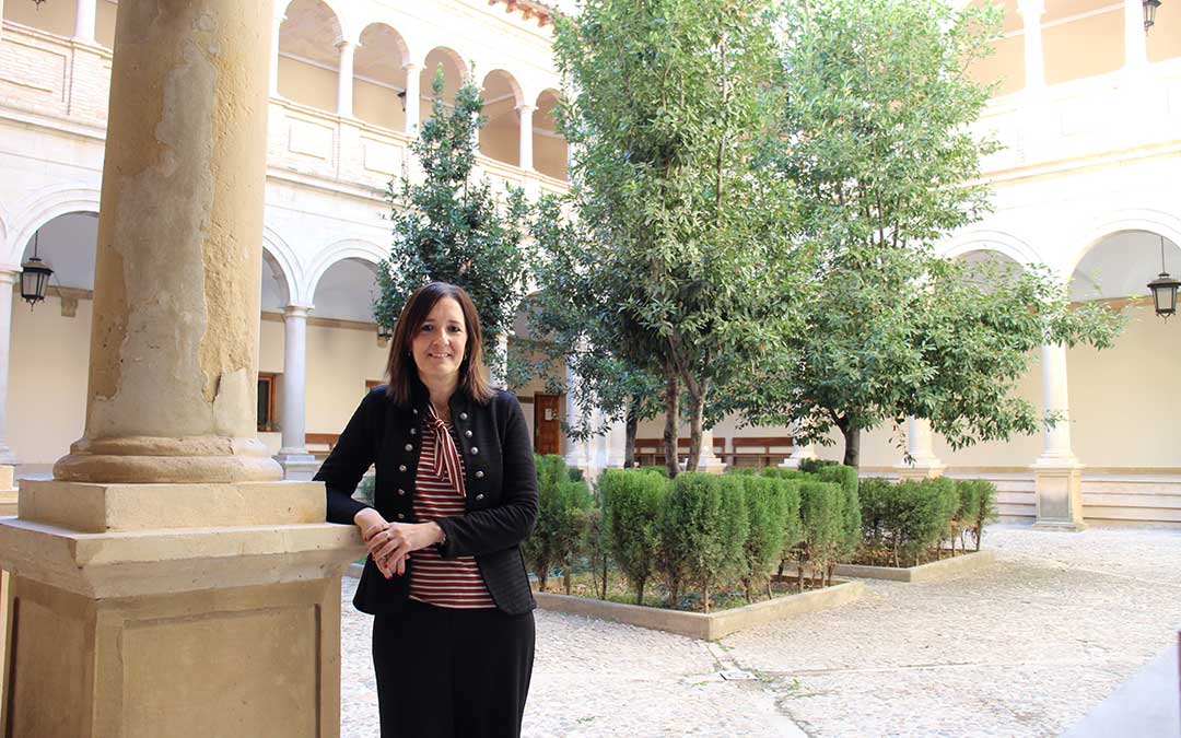 Modrego, en el patio de los Juzgados de Alcañiz, desde donde ejerce su labor, "cada vez más digitalizada y ágil". / B. Severino
